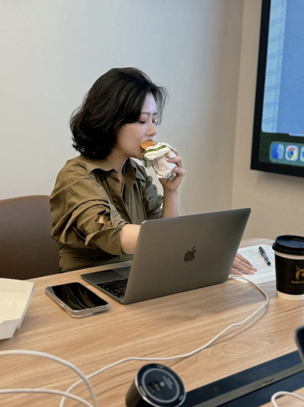 Nghịch lý chốn công sở: Cống hiến 5 năm lương dậm chân tại chỗ, lính mới 6 tháng cất nhắc vèo vèo chỉ vì giỏi 