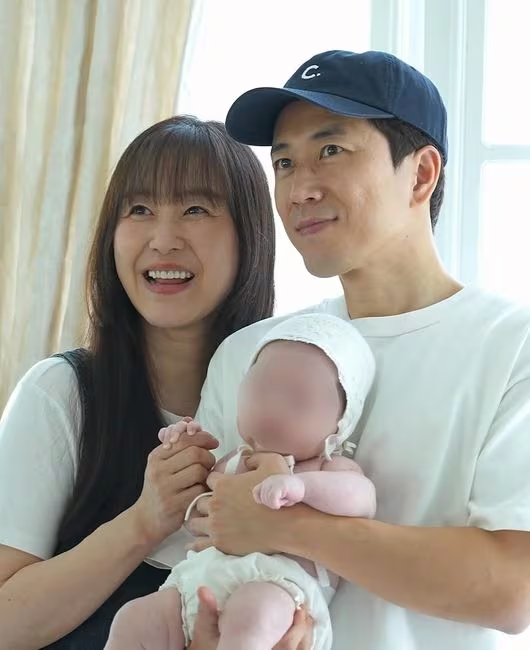 Jang Su Won kết hôn với stylist Ji Sang Eun, hơn anh một tuổi vào năm 2021.