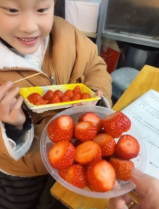 Cô bé chỉ ăn phần chóp dâu tây