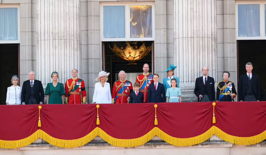 Lời sấm truyền chấn động về Hoàng gia Anh 2026: Biến cố giáng xuống, Harry buộc phải trở về nhưng 