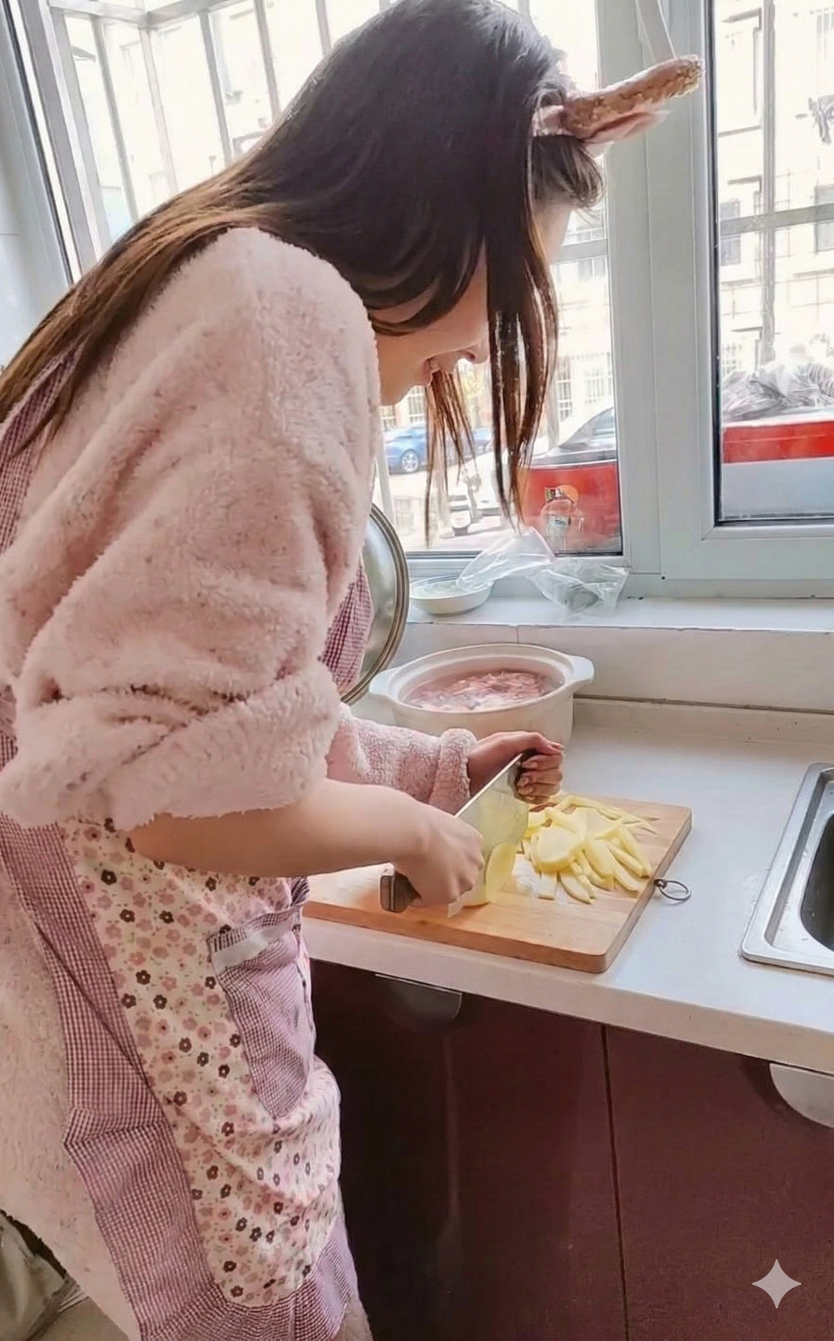 Động tác thái khoai tây đầy vụng về