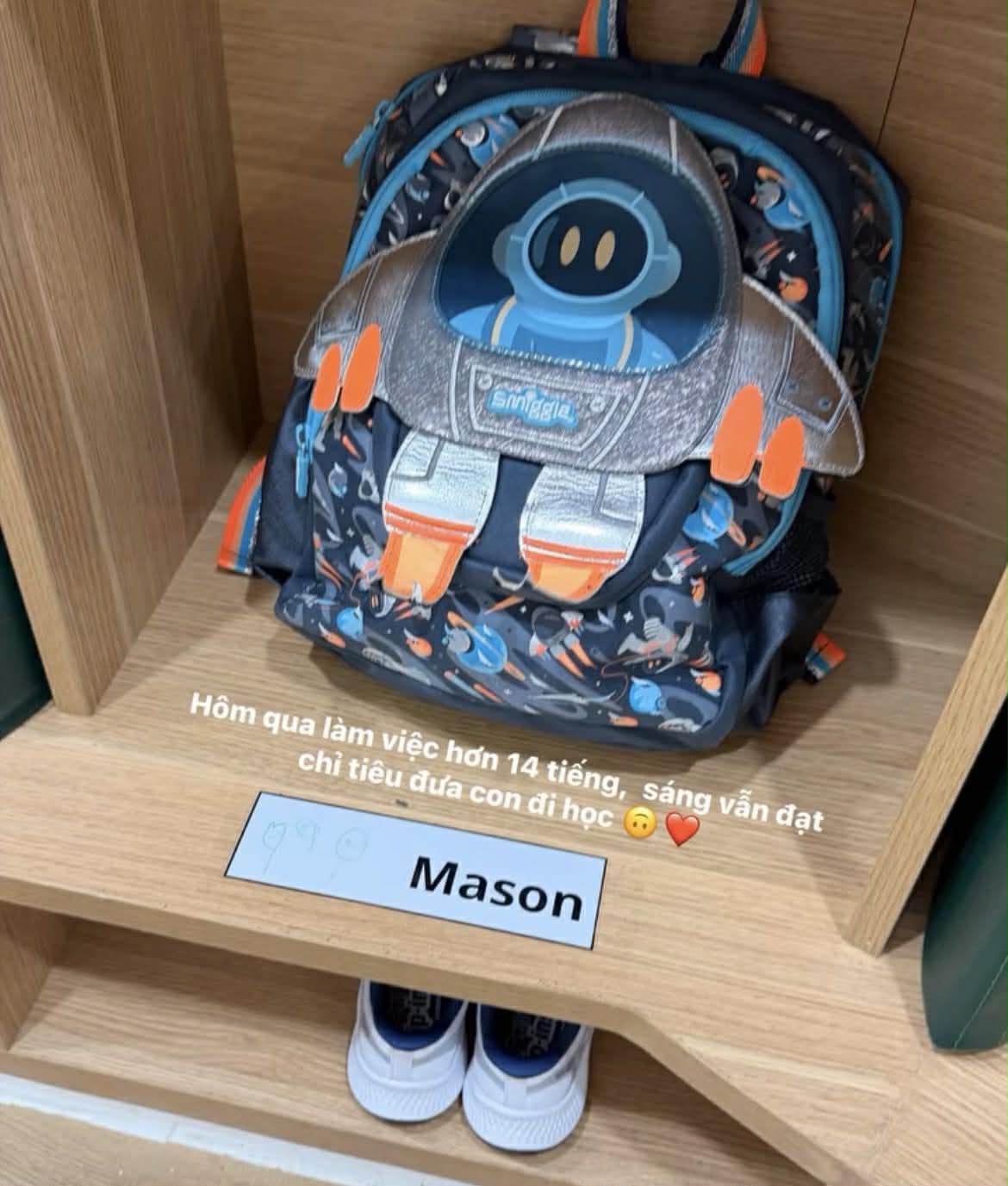 Thiết kế của balo khá bắt mắt, lấy cảm hứng từ hình ảnh tàu vũ trụ với phần nổi 3D phía trước như một phi hành gia nhỏ, tông màu xám phối xanh và cam nổi bật.