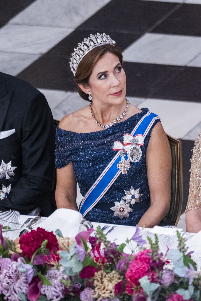 Vì sao Vương hậu Mary không thể mang bộ trang sức ngọc lục bảo danh giá trong chuyến thăm quê nhà Úc?