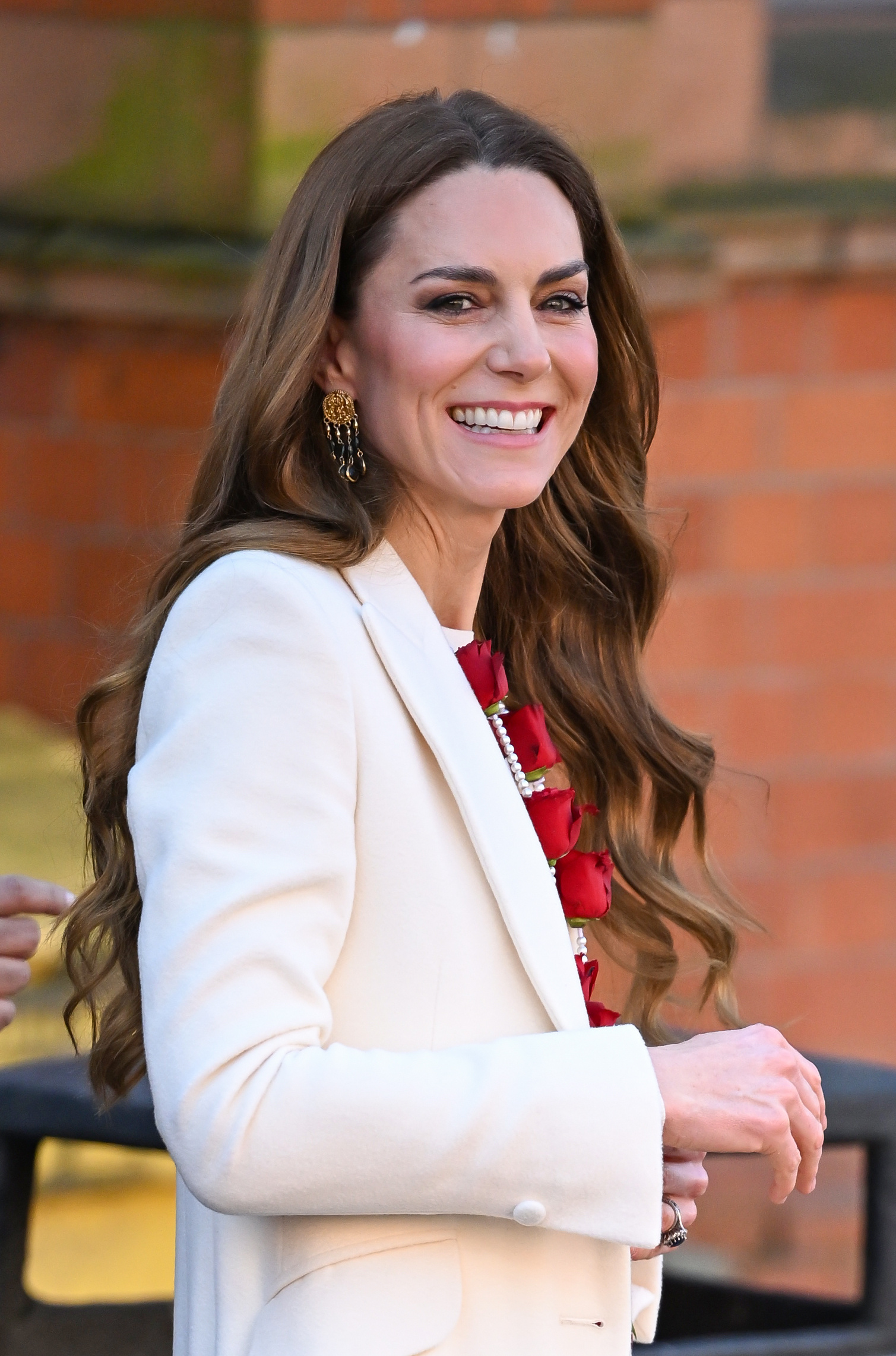 Bỏ lại kho báu hoàng gia, Vương phi Kate Middleton gây sốt khi diện khuyên tai sale 1 triệu đồng