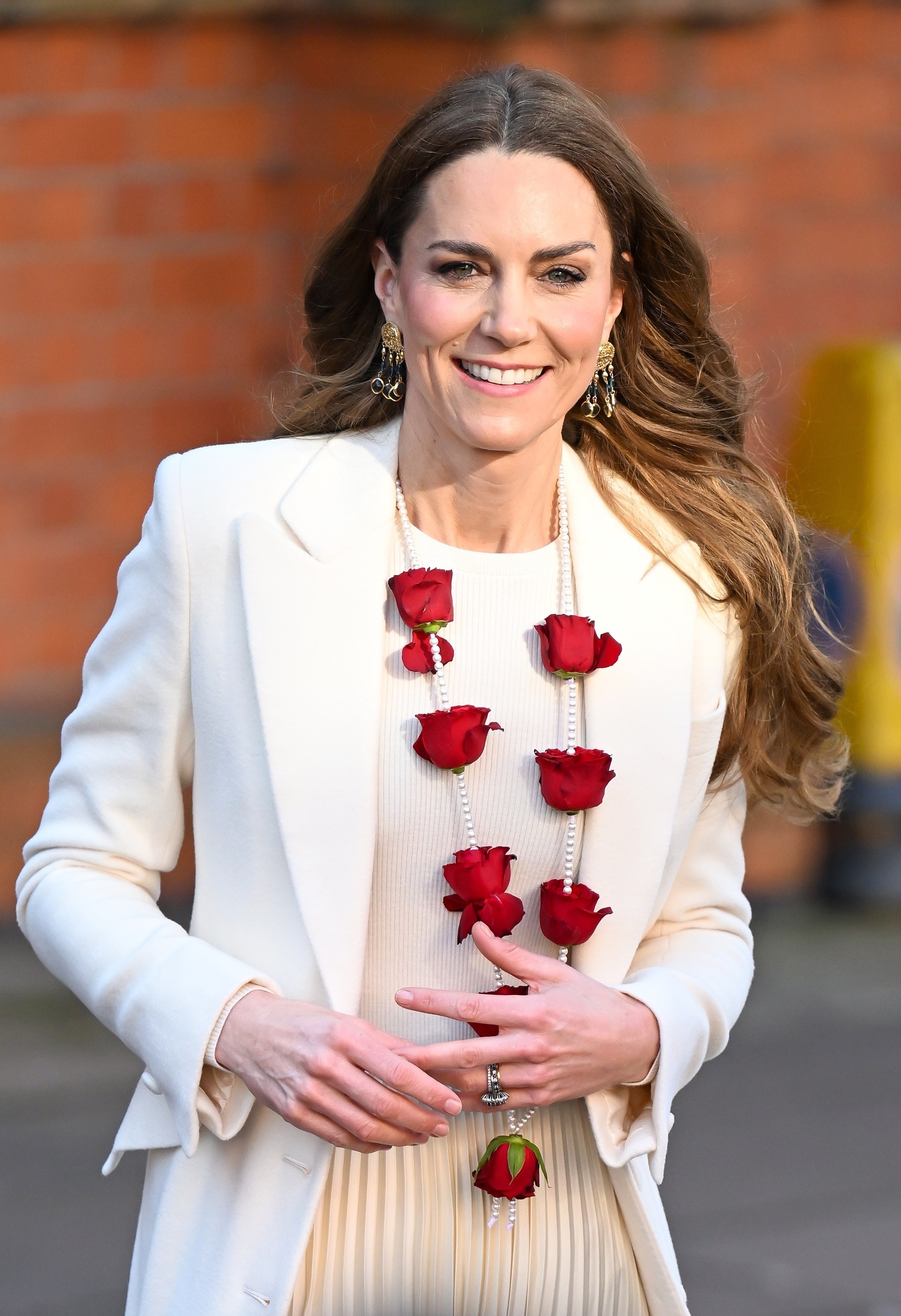 Bỏ lại kho báu hoàng gia, Vương phi Kate Middleton gây sốt khi diện khuyên tai sale 1 triệu đồng