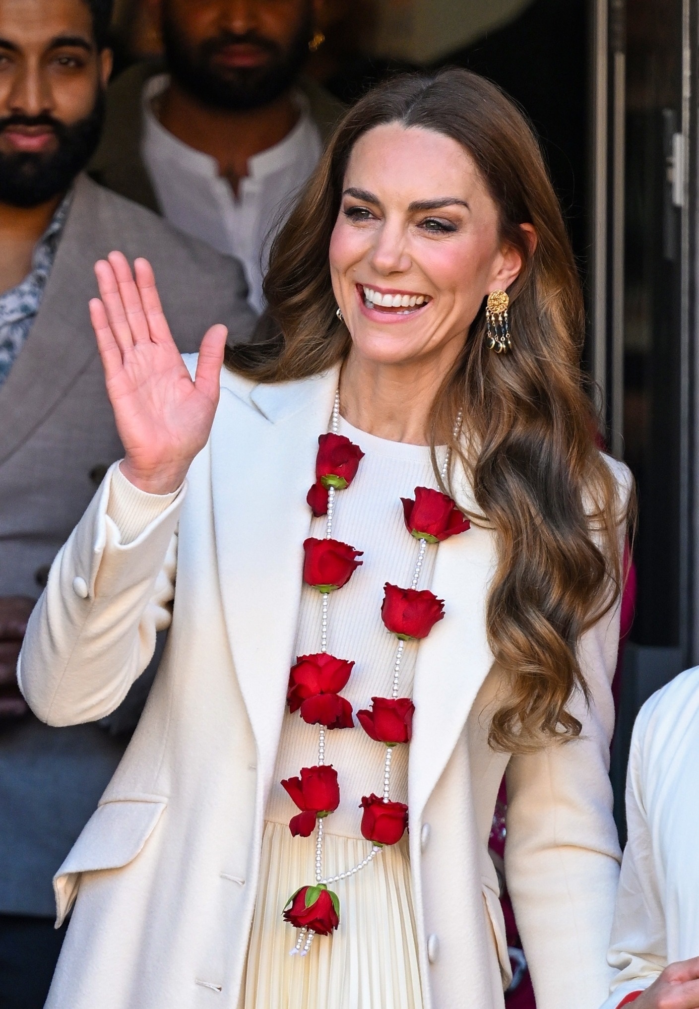 Bỏ lại kho báu hoàng gia, Vương phi Kate Middleton gây sốt khi diện khuyên tai sale 1 triệu đồng