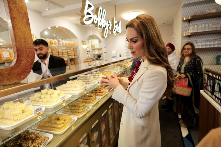 Cách Vương phi Kate bù đắp cho các con khi lỡ giờ đón hóa ra cũng giống hệt nhiều bà mẹ Việt Nam!