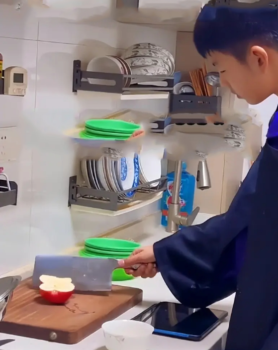 Năm 2026 rồi mà vẫn có người nuôi dạy con trai kiểu này!