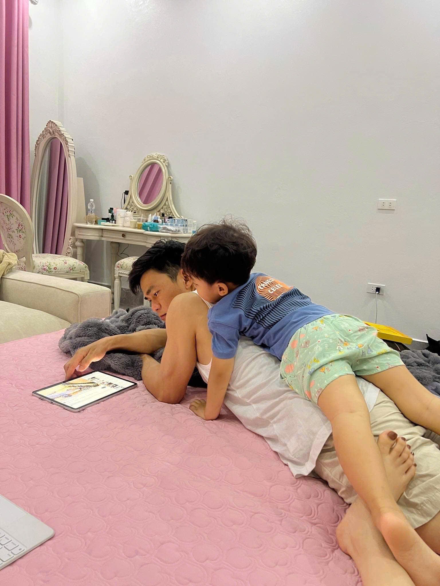 Hình ảnh bé Bo bên cạnh ông xã quân nhân của Hoà Minzy