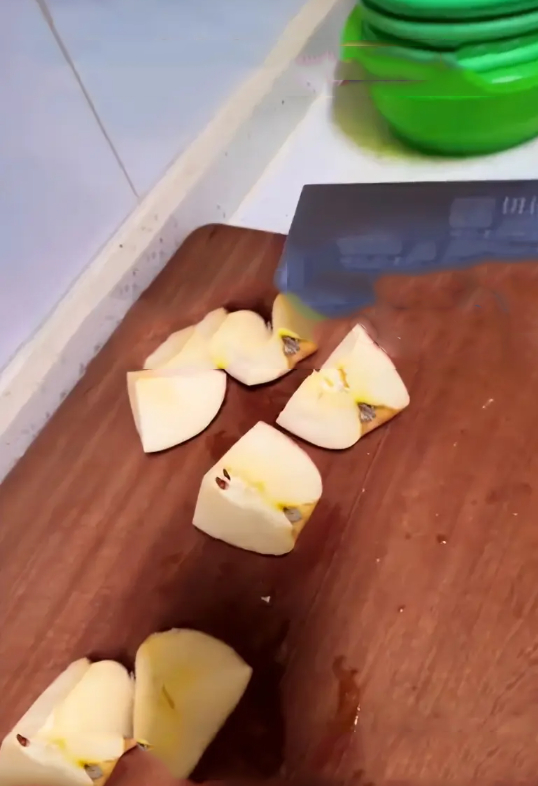 Những miếng táo do cậu bé bổ