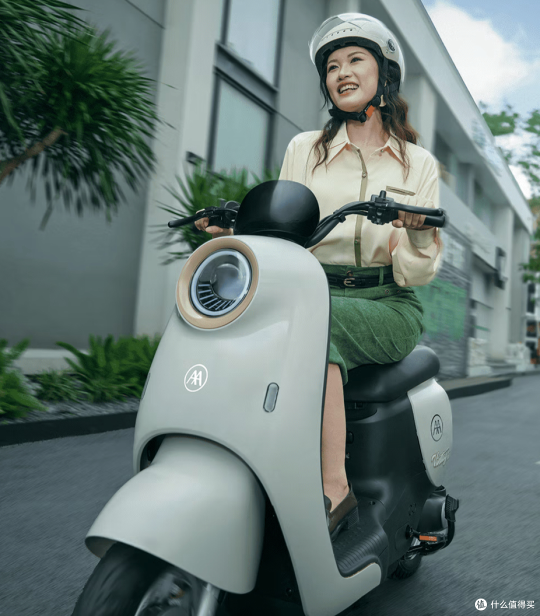 Giá xăng tăng mạnh, nhiều gia đình bắt đầu tính lại chuyện đi lại: Xe điện đang thành lựa chọn mới