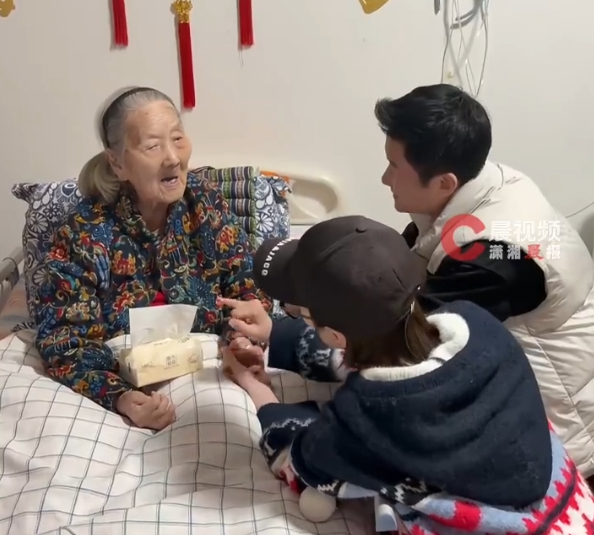 Ngô Kinh hạnh phúc như đứa trẻ khi nhận lì xì từ người bà 103 tuổi: Trong nhà có người già là có một báu vật