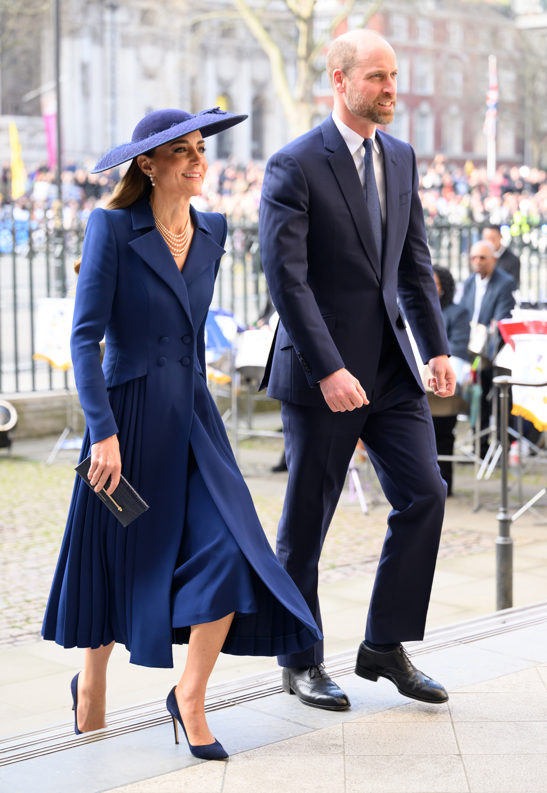 Lộ diện sau vụ bắt giữ cựu Vương tử Andrew: Hoàng gia Anh gửi thông điệp ngầm sâu sắc qua một cái cúi chào của Kate