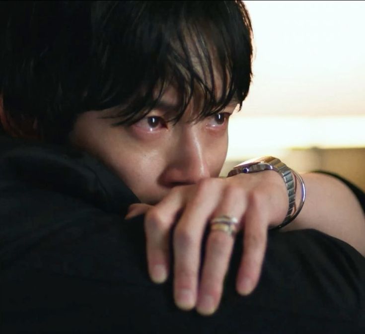 Thật may mắn, xã hội hiện đại đang cho phép đàn ông được yếu đuối