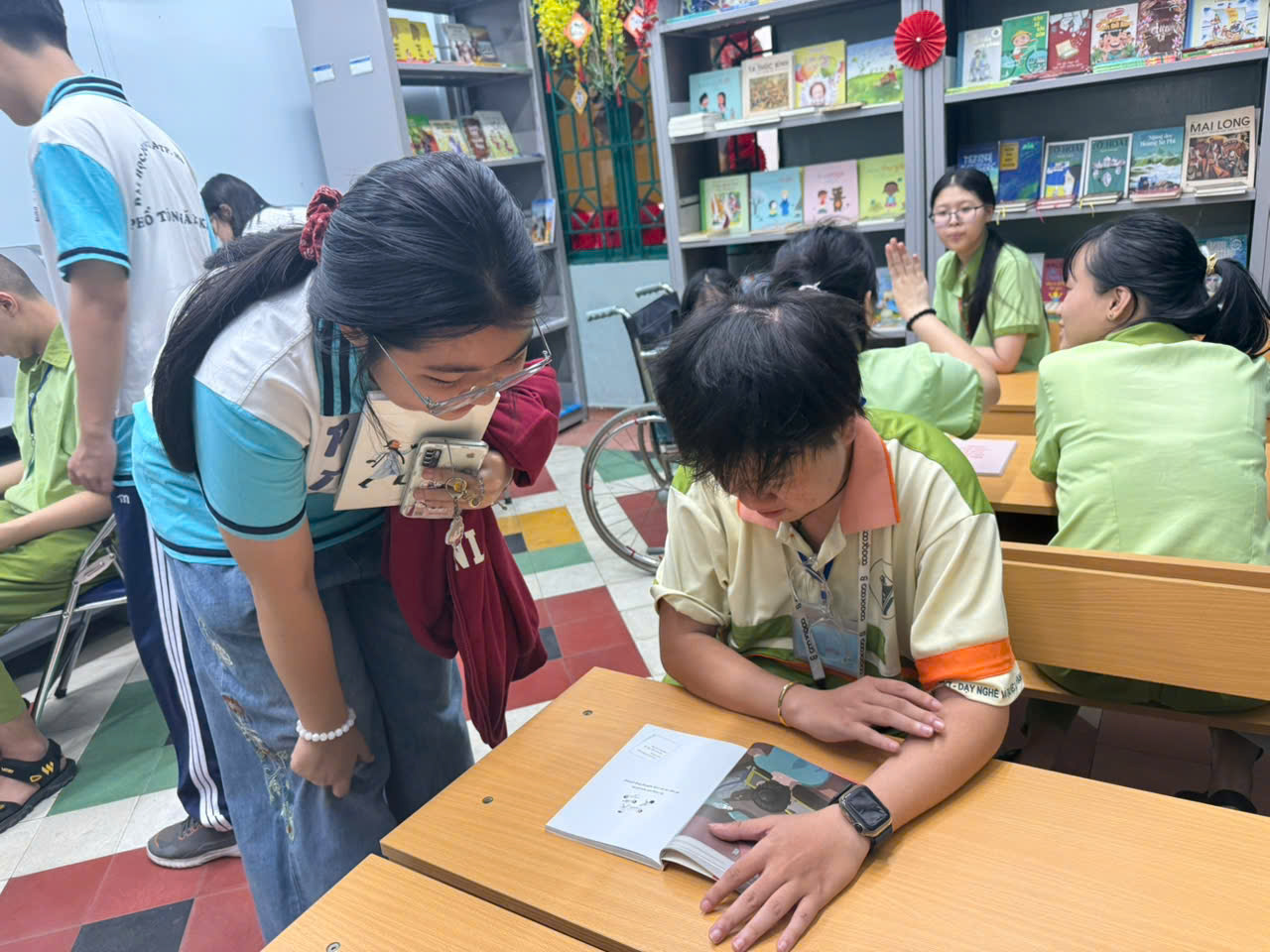 Ánh Sáng Tri Thức mang sứ mệnh đưa tri thức đến gần hơn với trẻ em ở những nơi mà một thư viện nhỏ hay một chiếc máy tính vẫn còn là điều xa xỉ. 