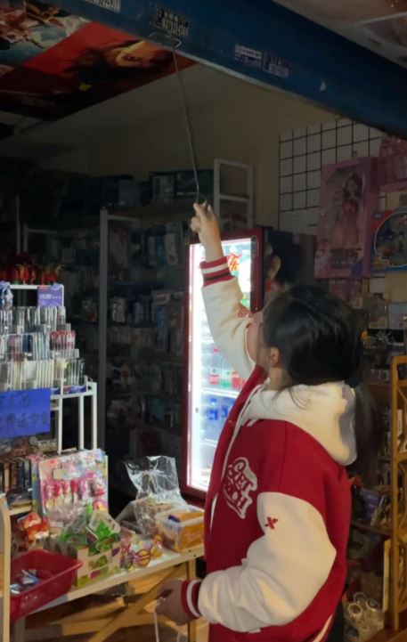 Cô bé tập tành tự kinh doanh