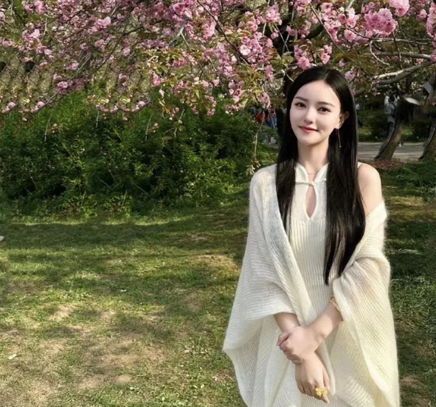 Người ta tập trung sự hiếu kỳ vào nhan sắc cô gái