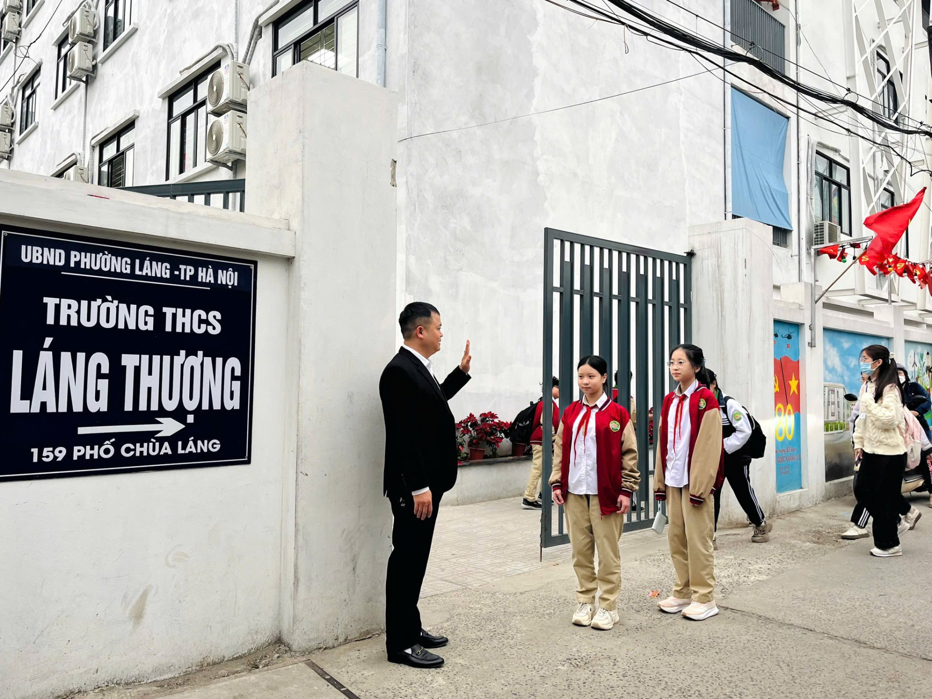 Bức ảnh thầy giáo trước cổng trường ở Hà Nội nhận 