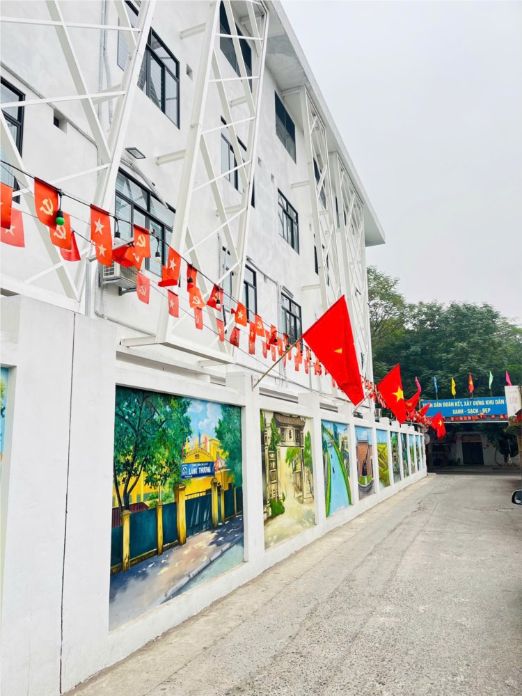 Bức ảnh thầy giáo trước cổng trường ở Hà Nội nhận 