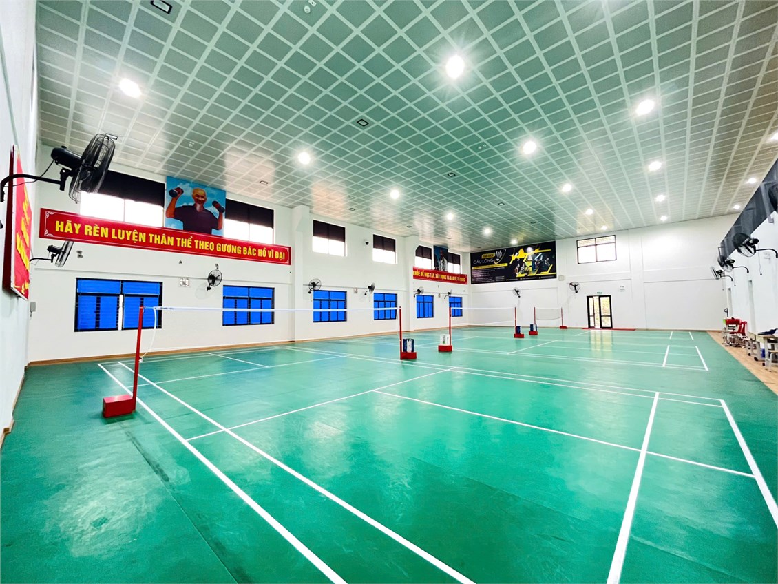 Cơ sở vật chất của trường được đầu tư khá hiện đại với 28 phòng học, mỗi phòng rộng khoảng 70 m², bảo đảm không gian học tập rộng rãi và thoáng mát cho học sinh.