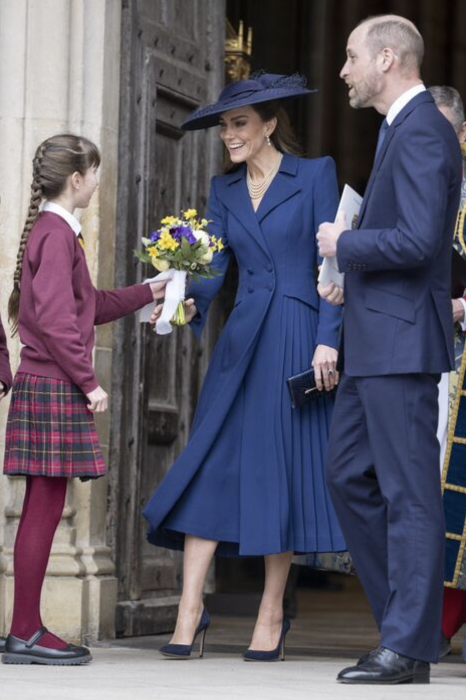 Thất vọng với diện mạo mới của Vương phi Kate: Lại là chiếc váy xanh 