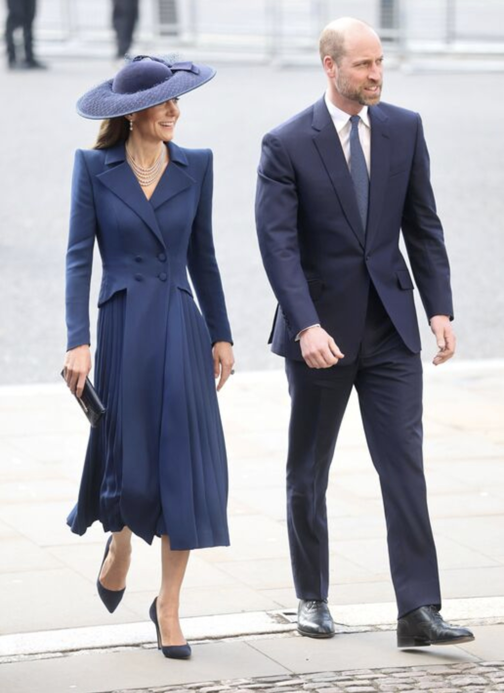 Thất vọng với diện mạo mới của Vương phi Kate: Lại là chiếc váy xanh 