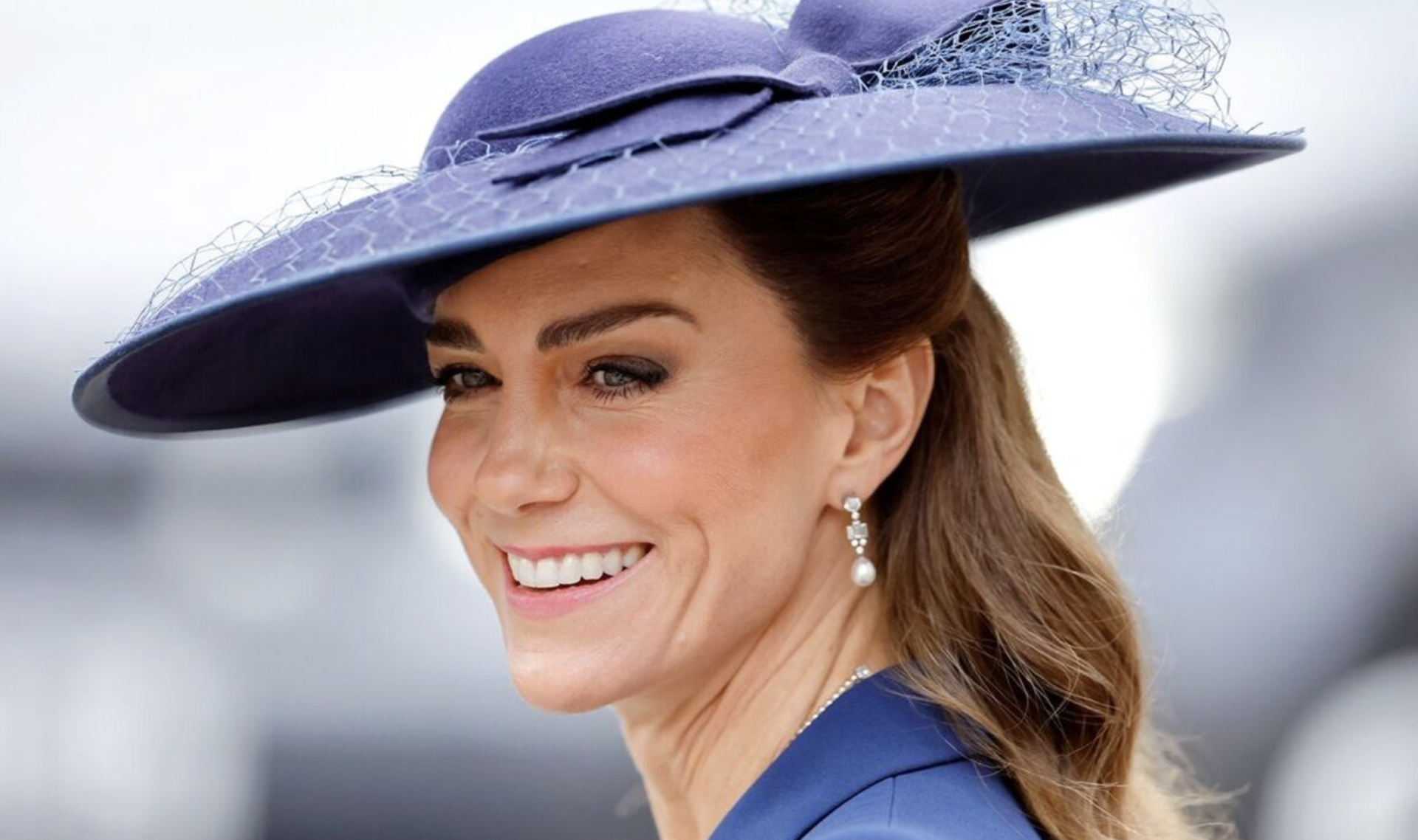 Thất vọng với diện mạo mới của Vương phi Kate: Lại là chiếc váy xanh 