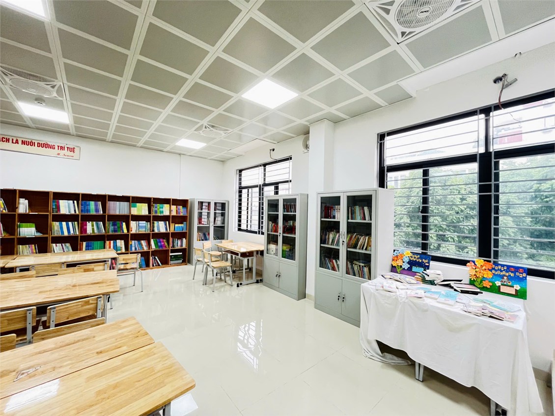 Bức ảnh thầy giáo trước cổng trường ở Hà Nội nhận 