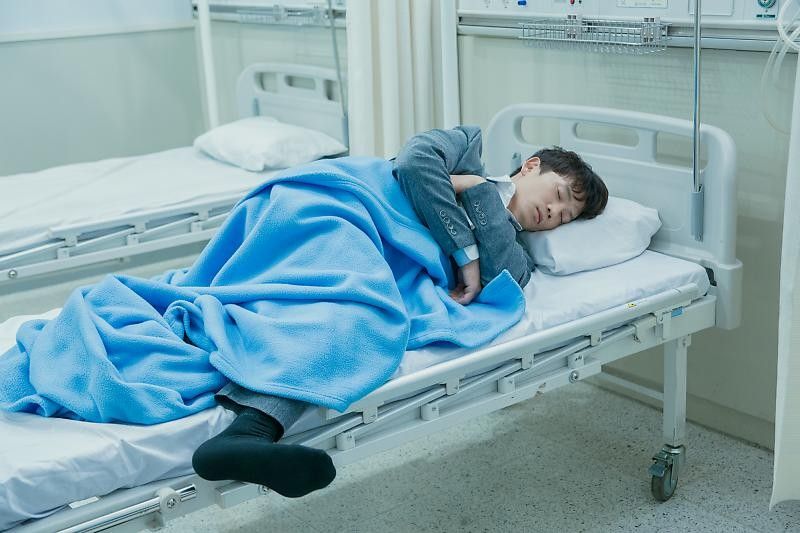 Phụ nữ châu Á đau đầu vì chồng đau ốm nhưng 