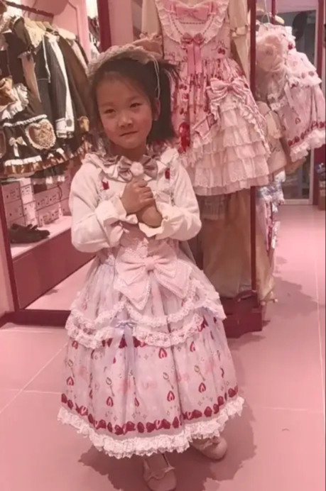 Bức ảnh bé gái trong cửa hàng quần áo 
