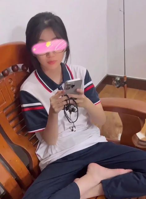 Con gái tiêu tiền phung phí khiến bố đau lòng