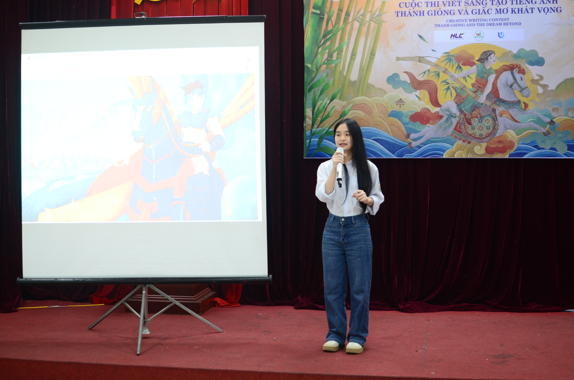   Phần thuyết trình của các thí sinh tại vòng chung kết Cuộc thi viết sáng tạo bằng tiếng Anh “Thánh Gióng và Giấc mơ khát vọng”  