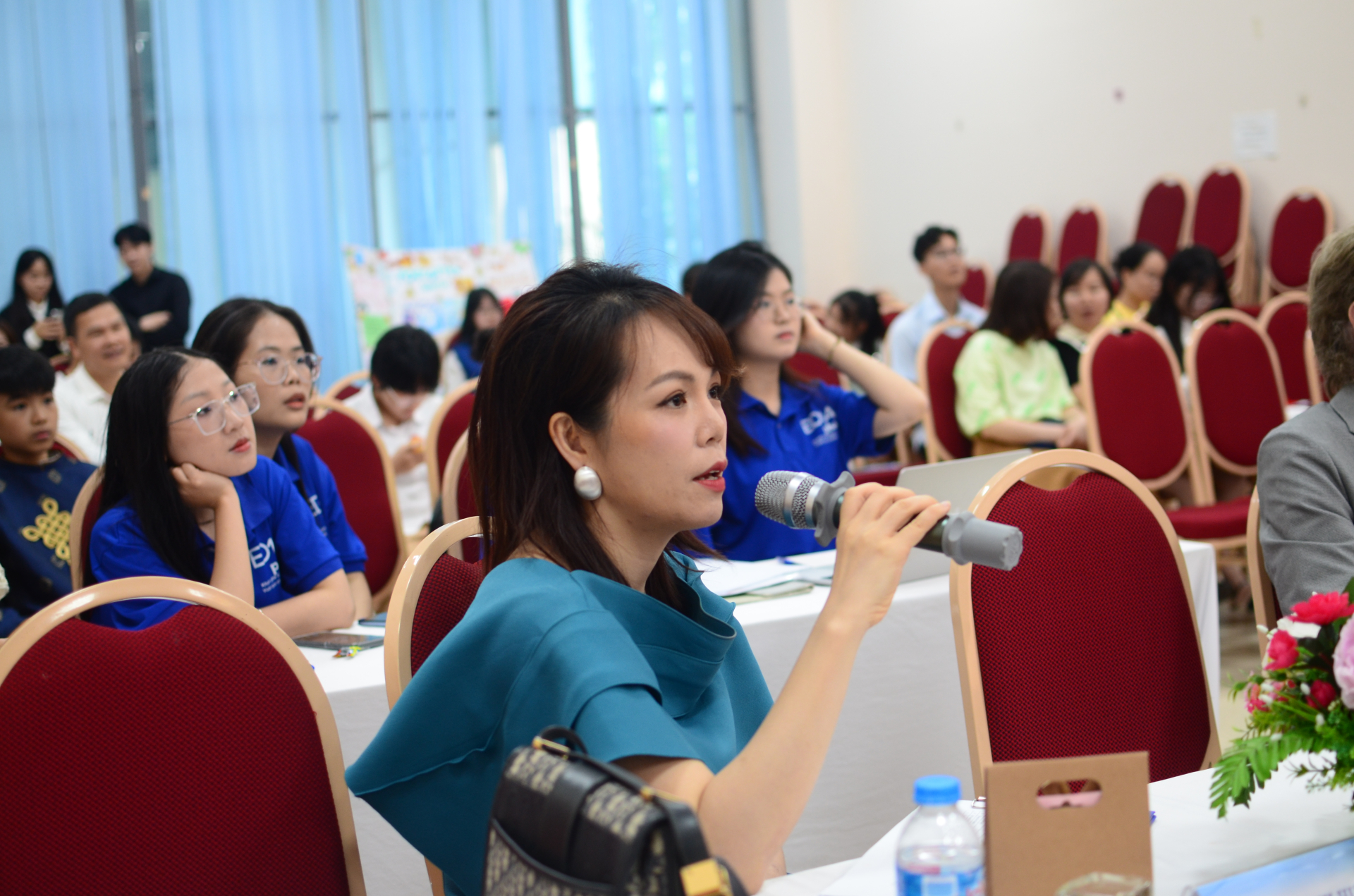   Giám khảo cô Dương Thị Huyền đặt câu hỏi cho thí sinh trong phần thuyết trình tại vòng chung kết  