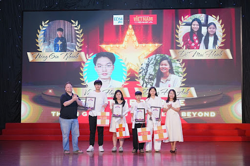 Giám khảo James Joseph Kendall trao giải cho 4 thí sinh xuất sắc đoạt giải Ba.