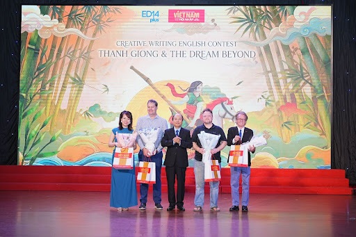 Hội đồng Ban Giám khảo tại đêm chung kết Cuộc thi Thánh Gióng và Giấc mơ khát vọng