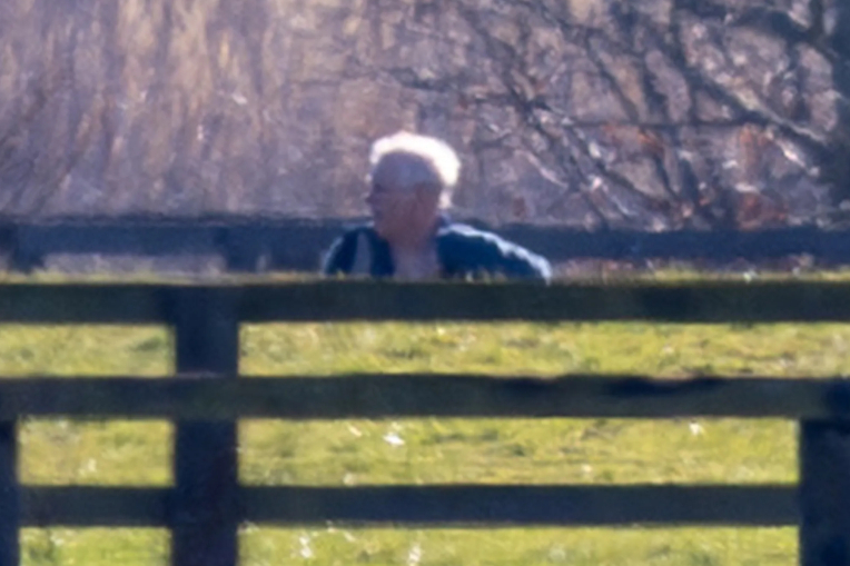 Cựu Vương tử Andrew lộ diện tiều tụy sau khi bị bắt giữ