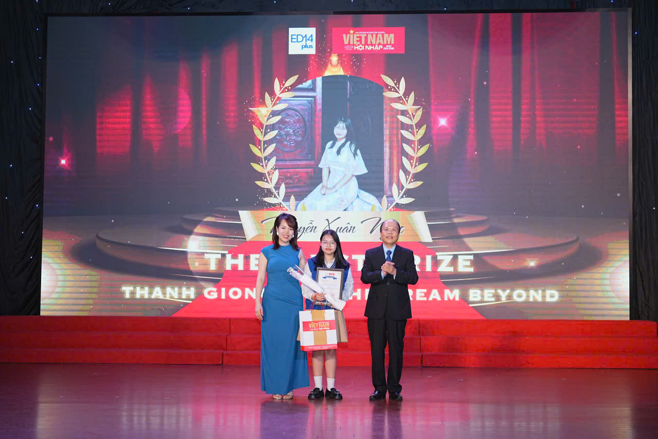 Nhà giáo Dương Thị Huyền và Luật gia - Nhà báo Đoàn Mạnh Phương trao giải Nhất cho thí sinh Nguyễn Xuân Ngọc.