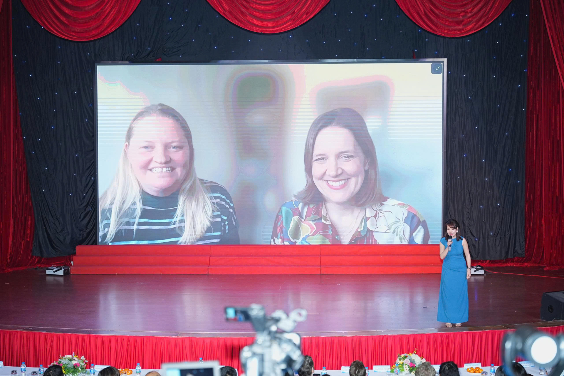 Giám khảo Jessica Hanak và giám khảo Louise Buckens tham dự lễ trao giải bằng hình thức trực tuyến