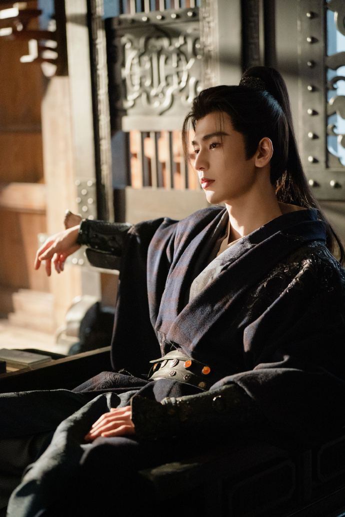 Mỹ nam cổ trang bị réo tên khắp cõi mạng, netizen mỉa mai: Tướng quân này đánh nền trước, đánh giặc sau