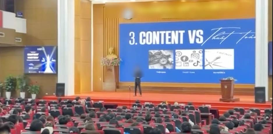 TikToker đến làm diễn giả trong một workshop dành cho sinh viên (Ảnh cắt từ clip)