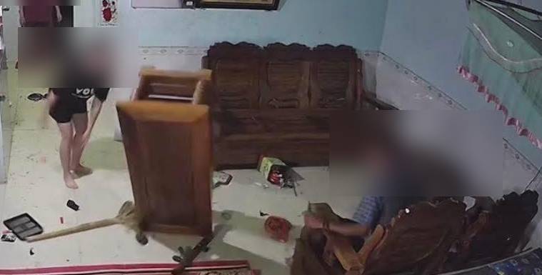 Ở một khoảnh khắc khác, người con gái không còn giữ được bình tĩnh, lật đổ bàn ghế giữa phòng khách như một phản ứng dồn nén sau thời gian dài chịu đựng. (Ảnh cắt từ clip)