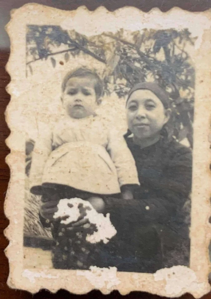 Trong ảnh, cậu bé có gương mặt bụ bẫm, hai má bầu bĩnh, đường nét đáng yêu đến mức nhiều người còn nhận xét trông giống một bé gái.