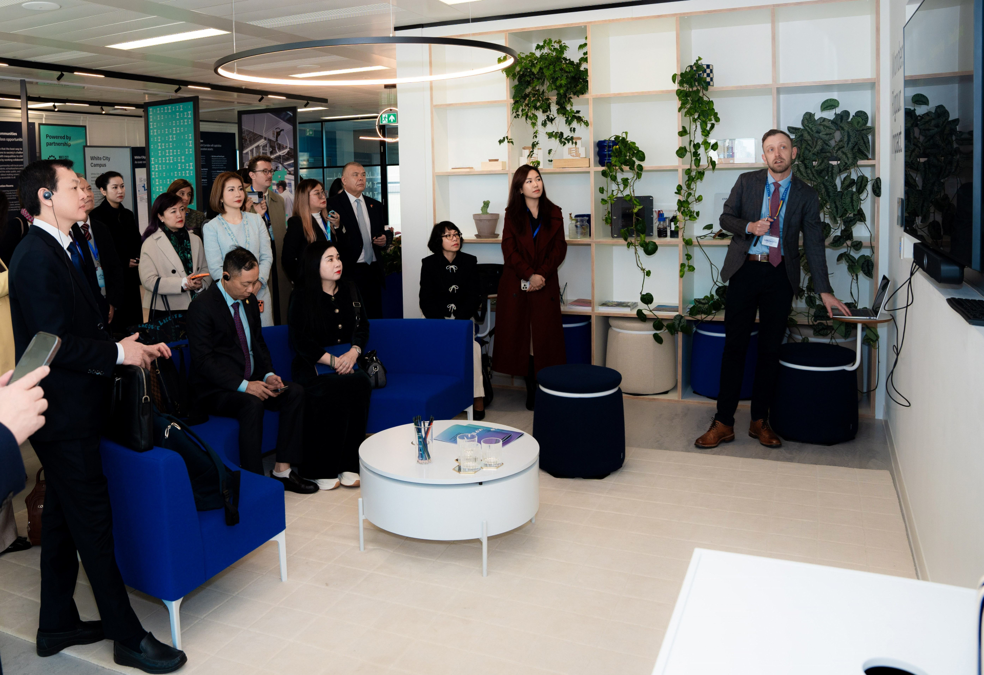 Tại Đại học Hoàng Gia London, đoàn đại biểu thảo luận về các chương trình đào tạo y khoa nhằm chuẩn bị sẵn sàng cho tương lai, tăng cường tính bền vững của hệ thống y tế.