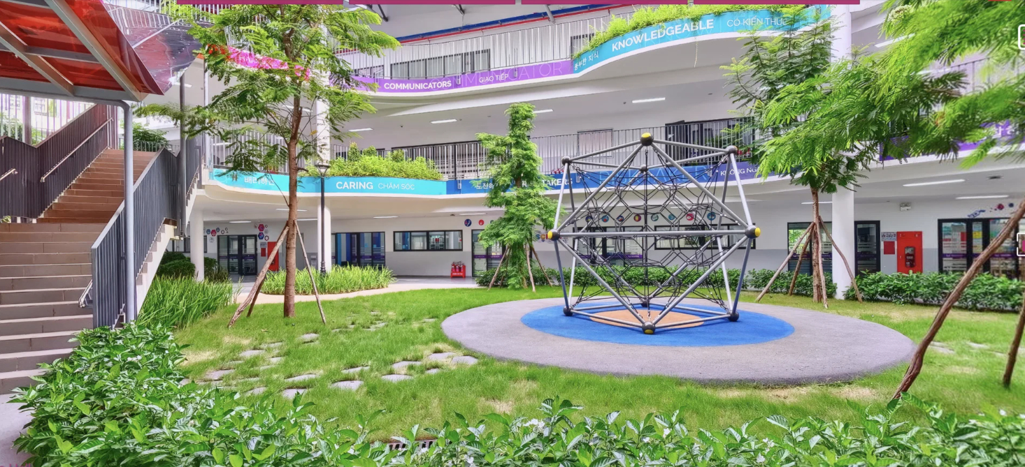 Đóng hơn 500 TRIỆU ĐỒNG tiền học phí và đây là cận cảnh ngôi trường con gái Lan Phương theo học: Xịn từng centimet!