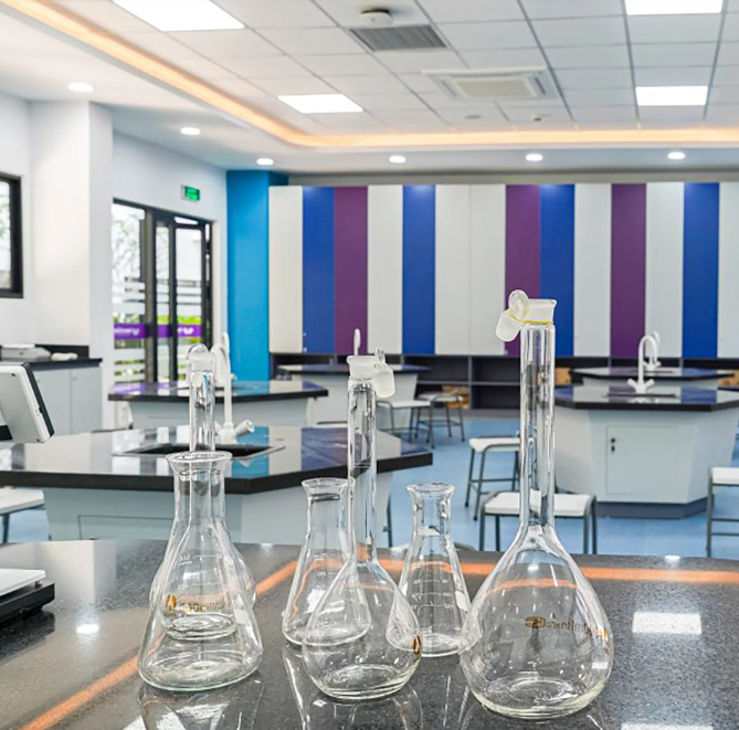 Đóng hơn 500 TRIỆU ĐỒNG tiền học phí và đây là cận cảnh ngôi trường con gái Lan Phương theo học: Xịn từng centimet!