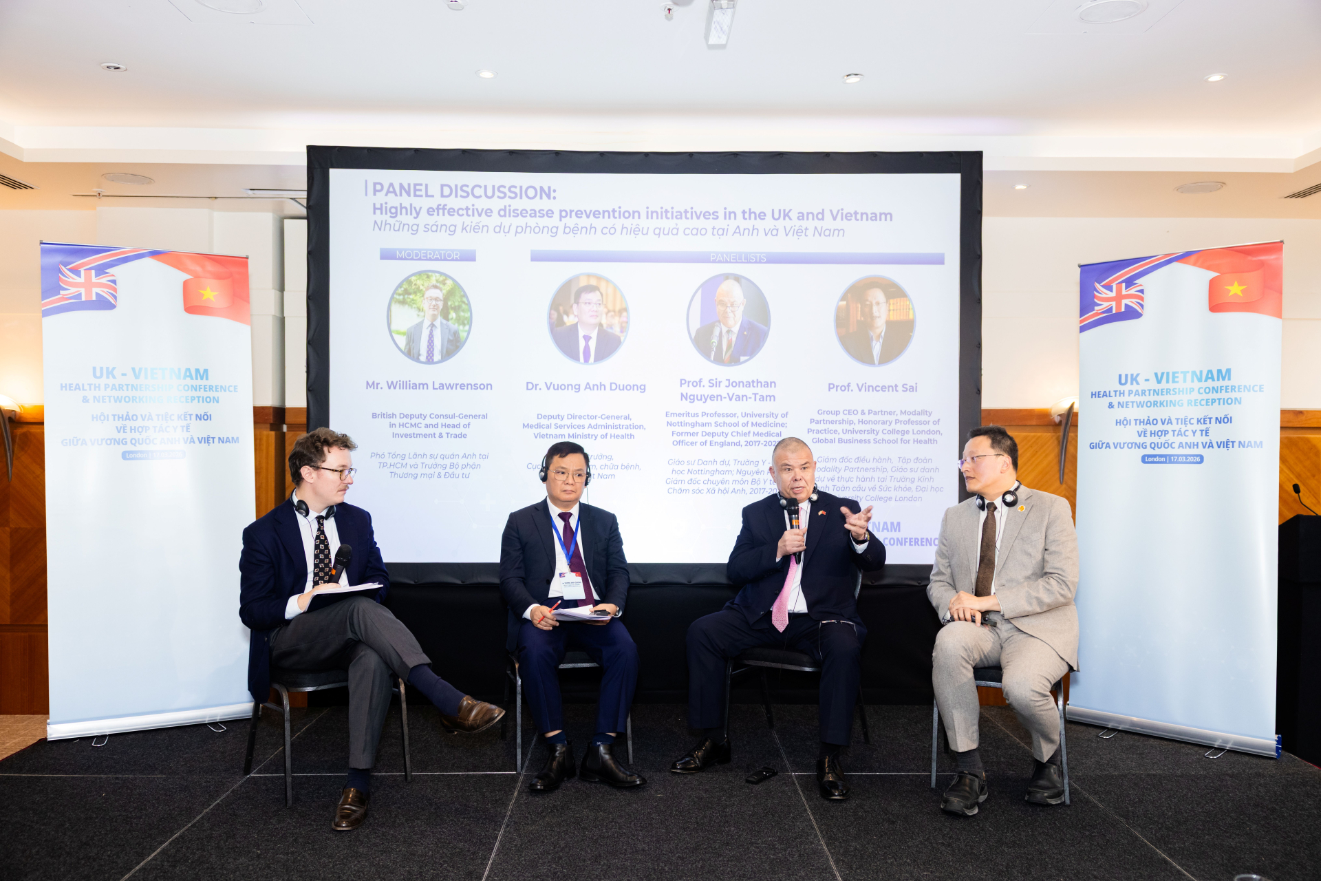 Hiệp sĩ Jonathan Van-Tam, Giáo sư danhdự, Đại học Nottingham, nguyên Phó Giám đốc Y tế Anh quốc giai đoạn2017–2022 chia sẻ chuyên môn khoa họcvà kinh nghiệm triển khai các chươngtrình tiêm chủng tại Vương quốc Anh.