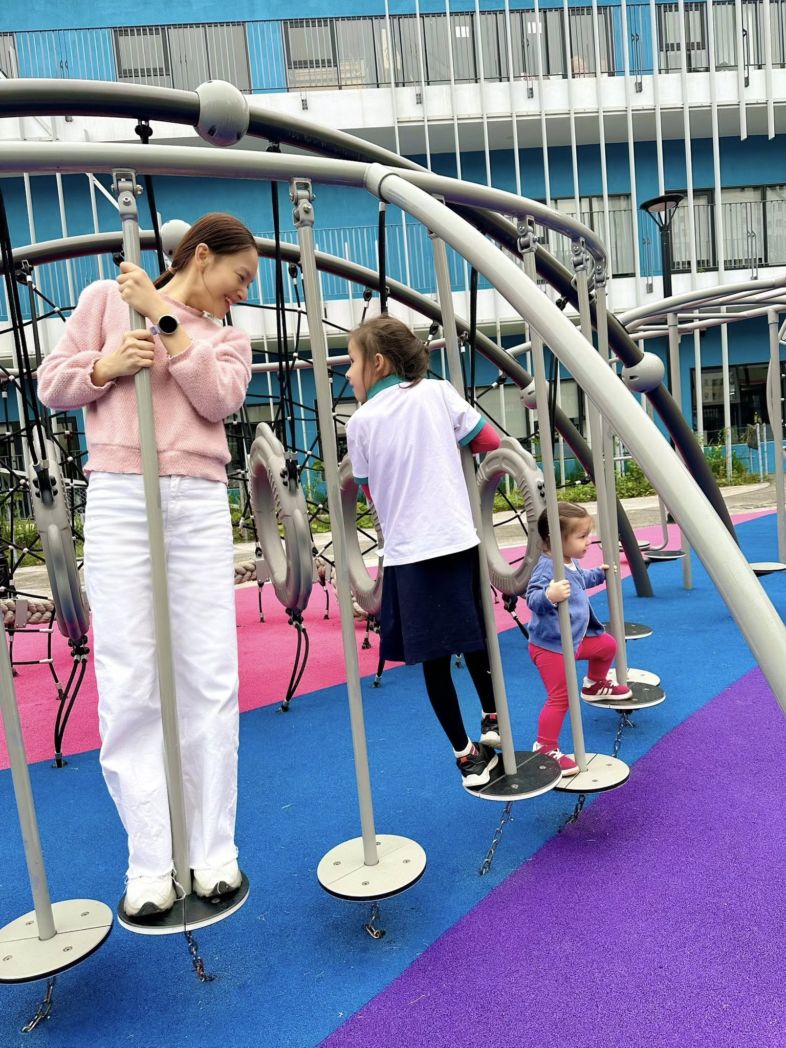 Lan Phương và con gái chơi đùa trong khuôn viên trường học