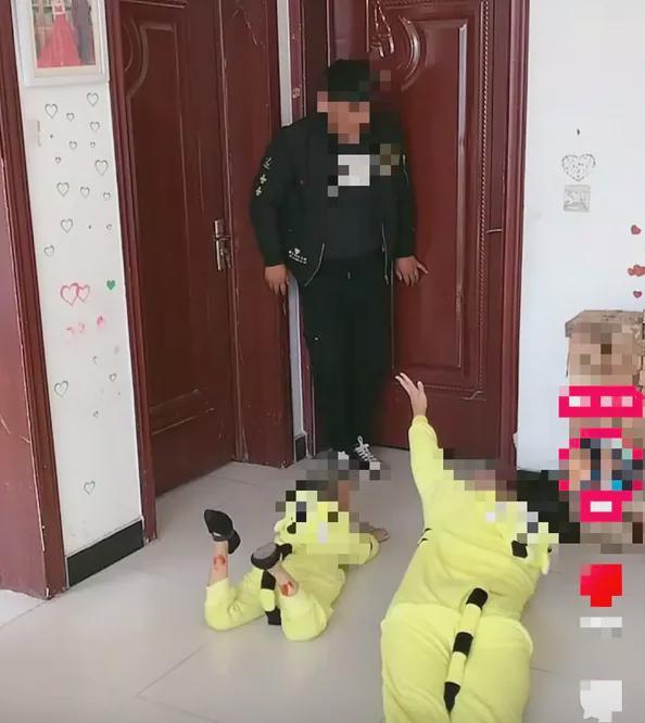 Bức ảnh QUỲ GỐI nhận bão 