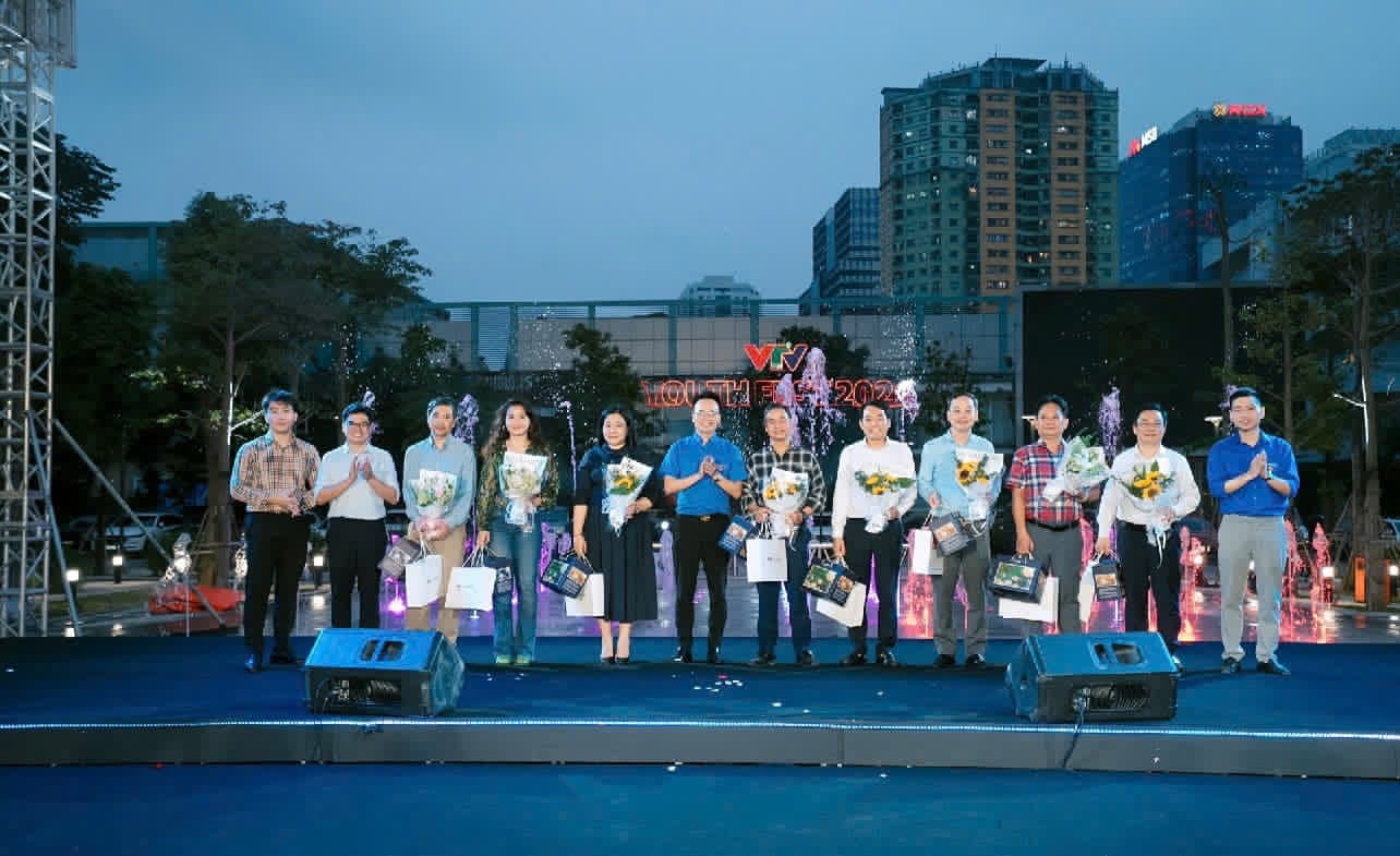 Các đồng chí Lãnh đạo Đảng ủy, Lãnh đạo Đài THVN tặng hoa chúc mừng Đoàn Thanh niên VTV