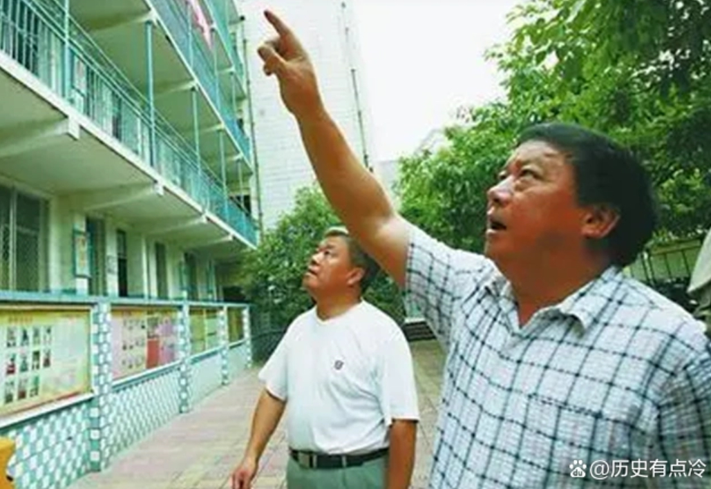 Thầy Hiệu trưởng bị chê trách vì dạy học sinh môn